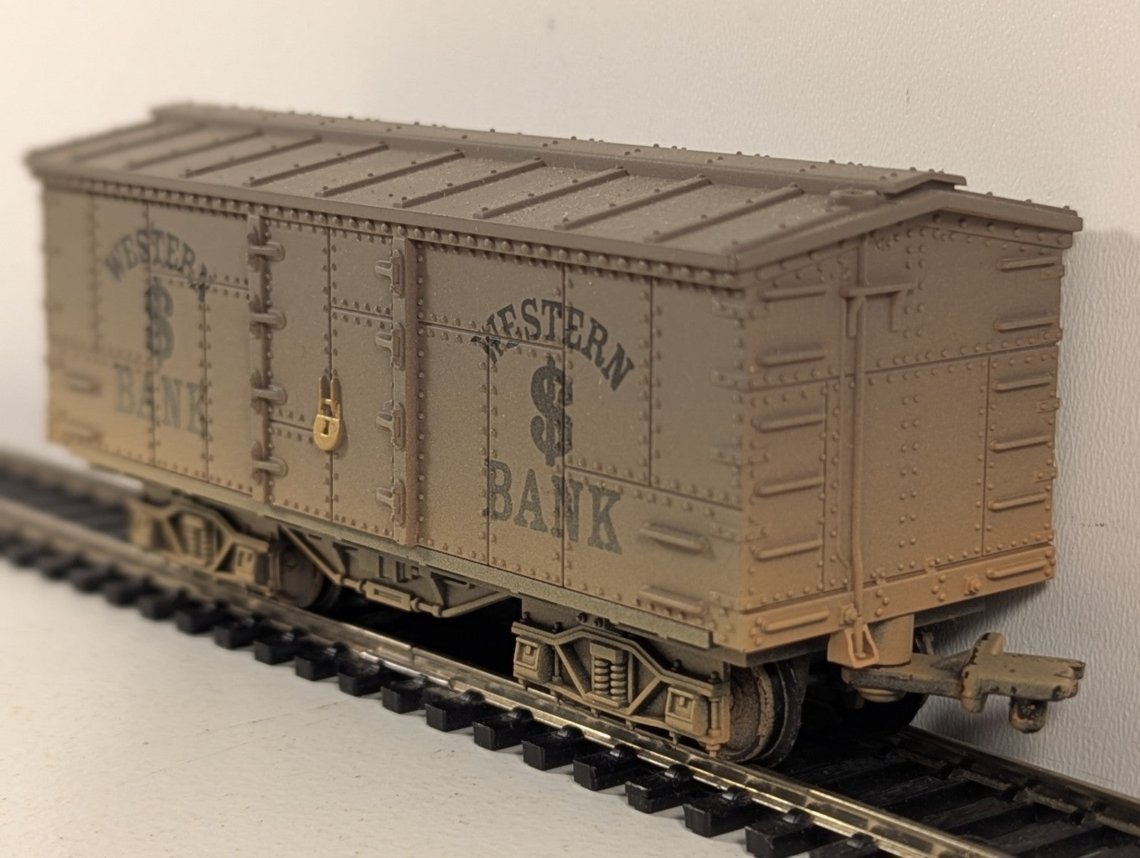 Hornby OO Gauge "Western Bank" Treasure Car Wagon - Toy Story 3 Train Set Split