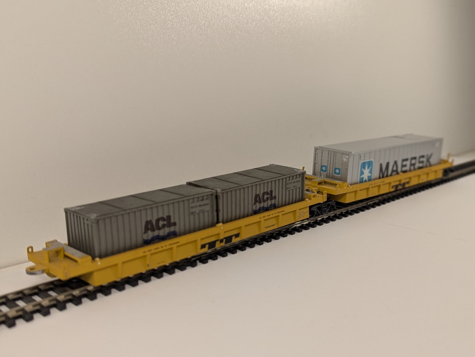 Athearn TTX Deep Well Wagons with Containers