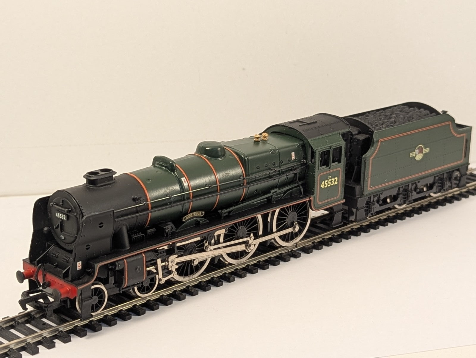Mainline OO Gauge Rebuilt Patriot Class 'Illustrious' Steam Locomotive