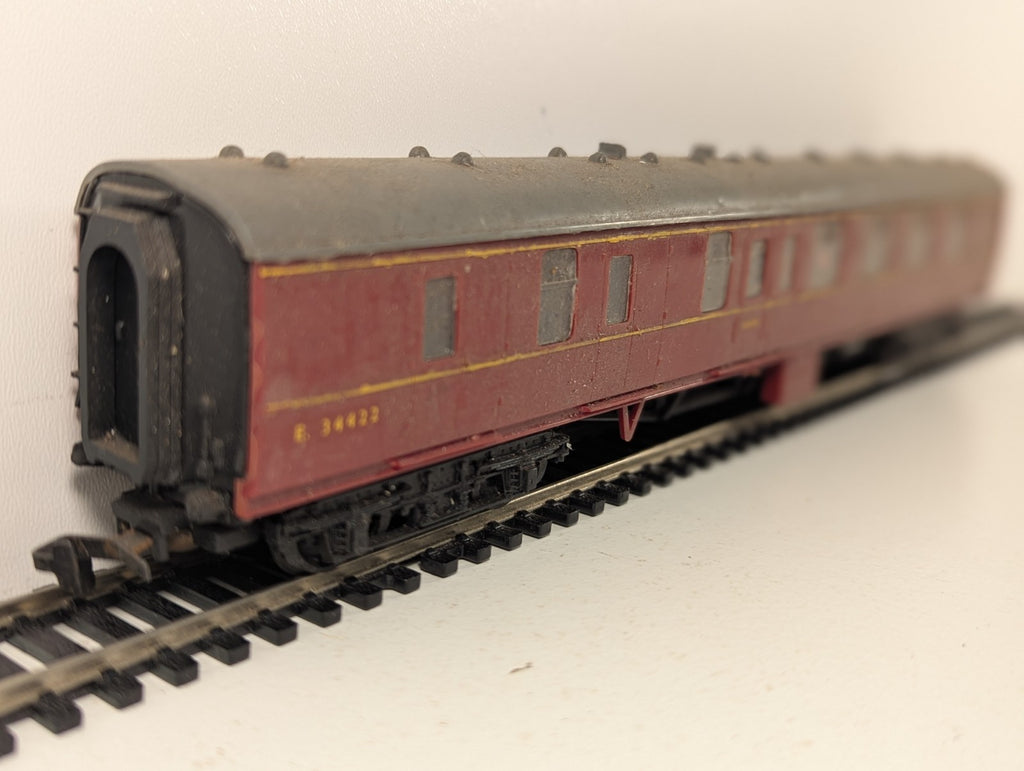 Kitmaster BR Mk1 Corridor Composite Coach OO Gauge - Missing Buffer Heads