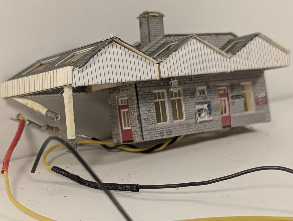 Superquick N Gauge Country Station Building with Platform Canopy