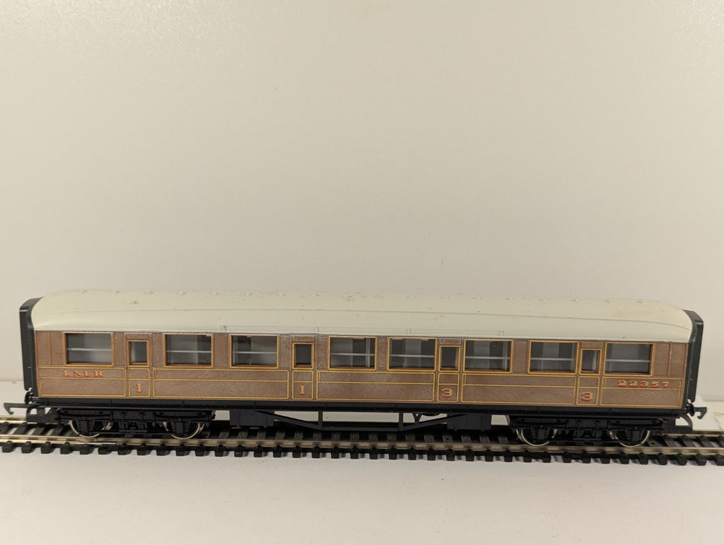 Hornby Railways R435 OO Gauge LNER 1st & 3rd Composite Coach Boxed
