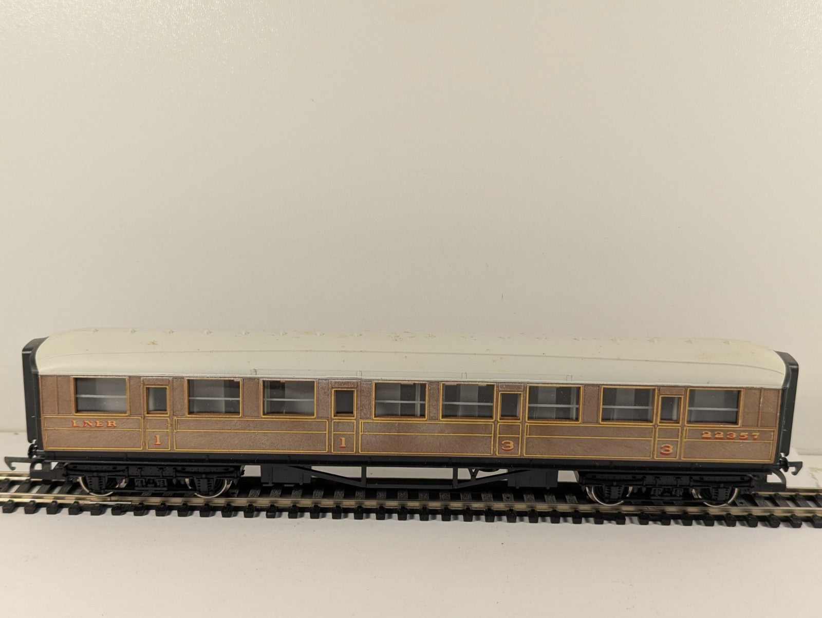 Hornby Railways R435 OO Gauge LNER 1st & 3rd Composite Coach Boxed