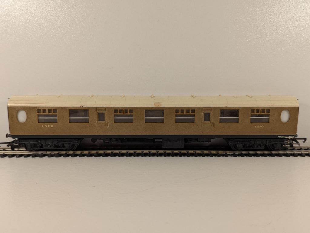 Hornby R745 LNER Corridor Full Third Coach 1010 – OO Gauge