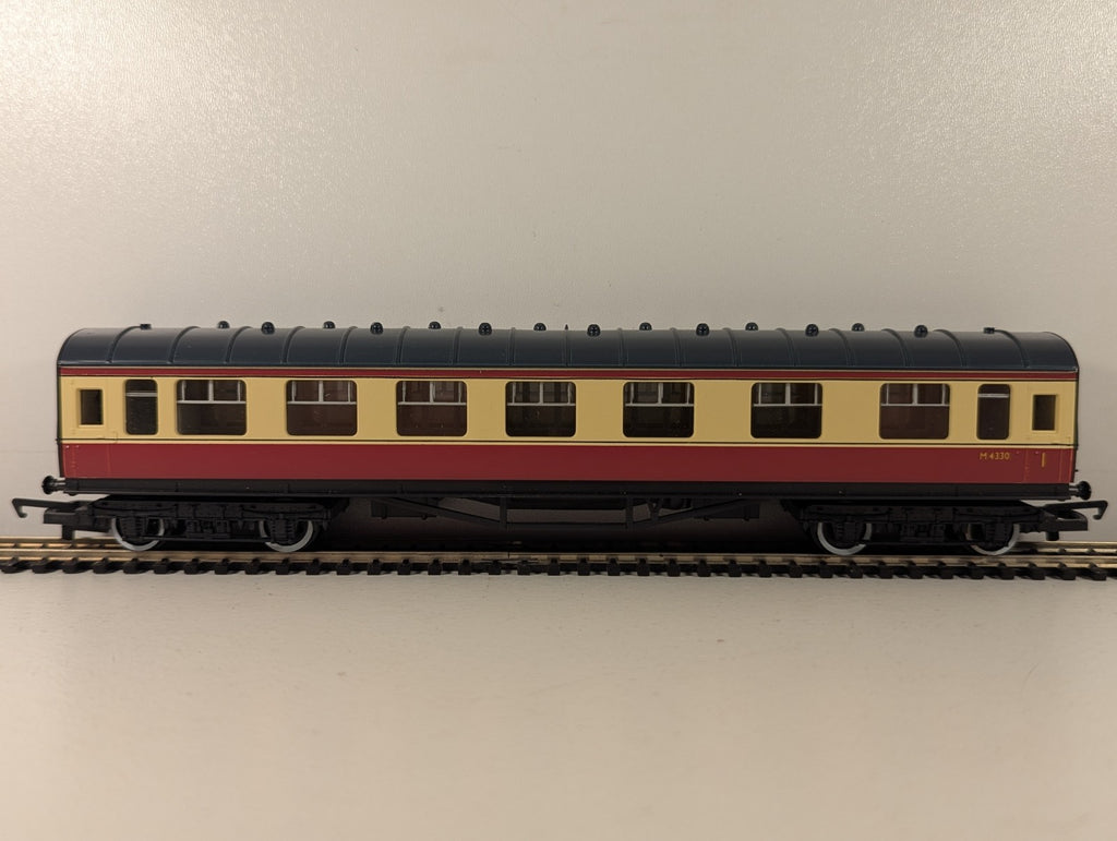 Hornby  R442 BR ex-LMS Stanier Composite Corridor Coach - Crimson & Cream