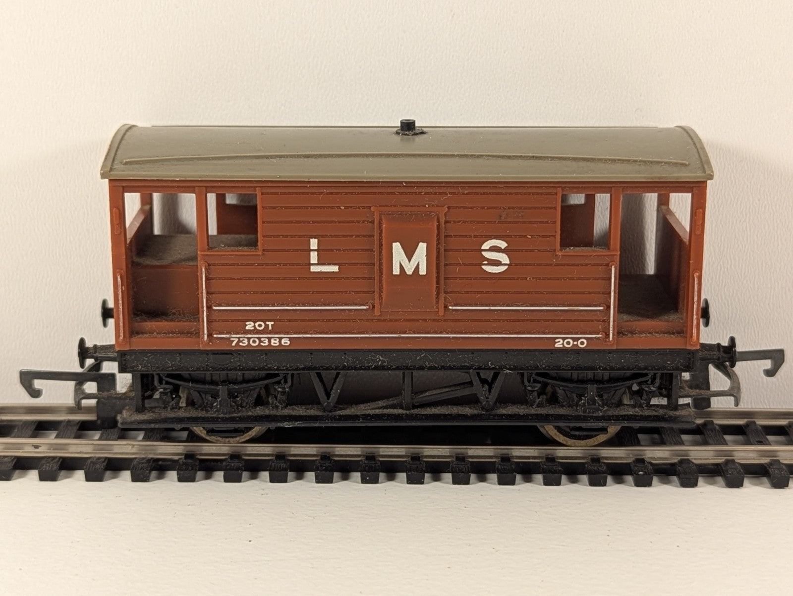 Hornby LMS 20-Ton Brake Van 730386 Brown OO Gauge