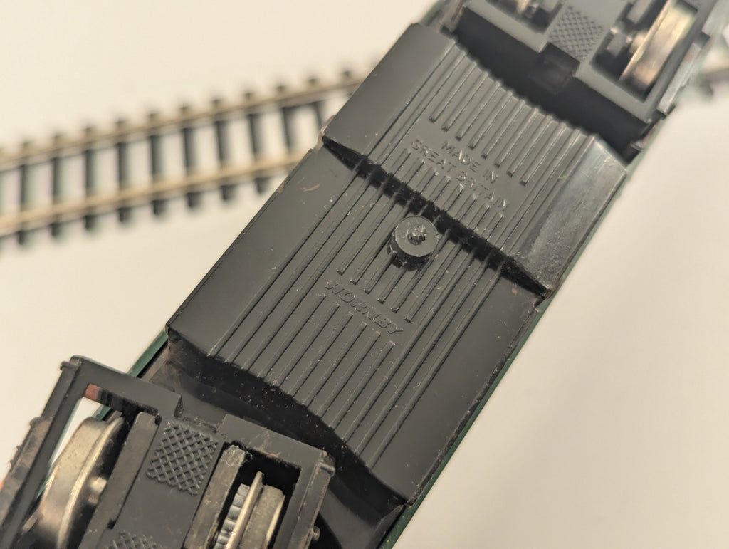 Hornby OO Gauge Class 25 Diesel Locomotive - Repainted in Railfreight Grey