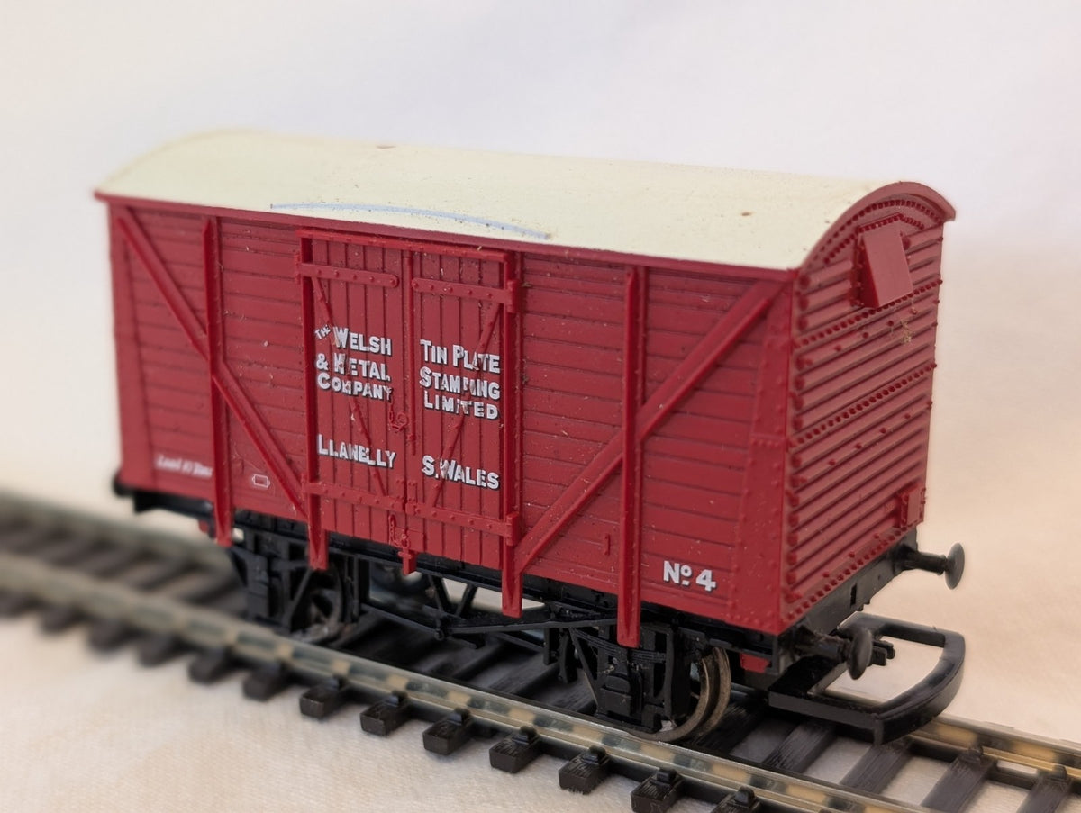 Hornby OO Gauge The Welsh & Metal Company Ventilated Van Goods Wagon