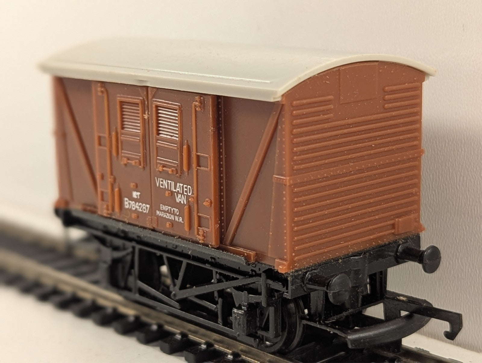 Hornby R205 OO Gauge BR 12 Ton Ventilated Van