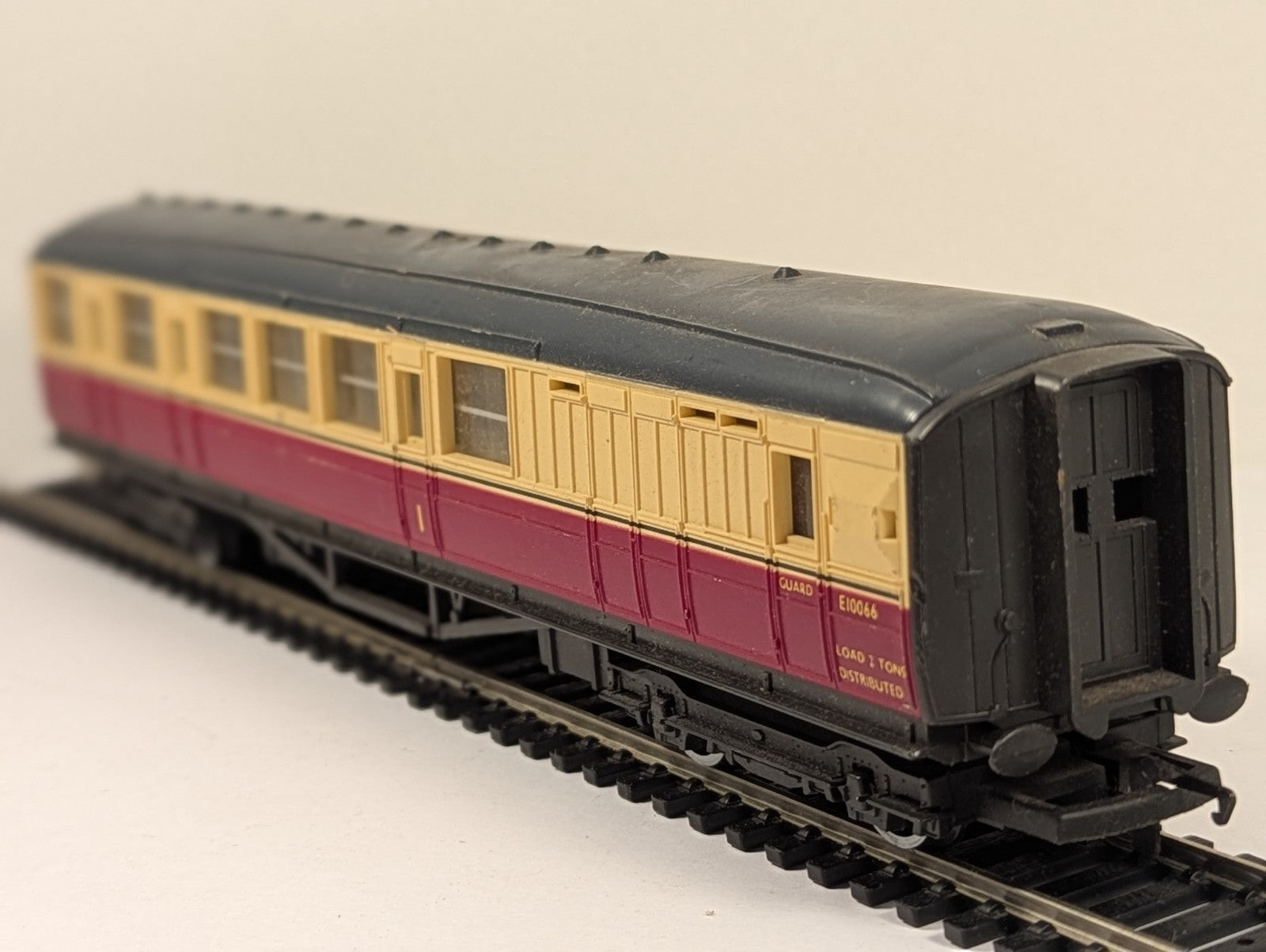 Hornby OO Gauge R410 BR Gresley Brake Coach E10066
