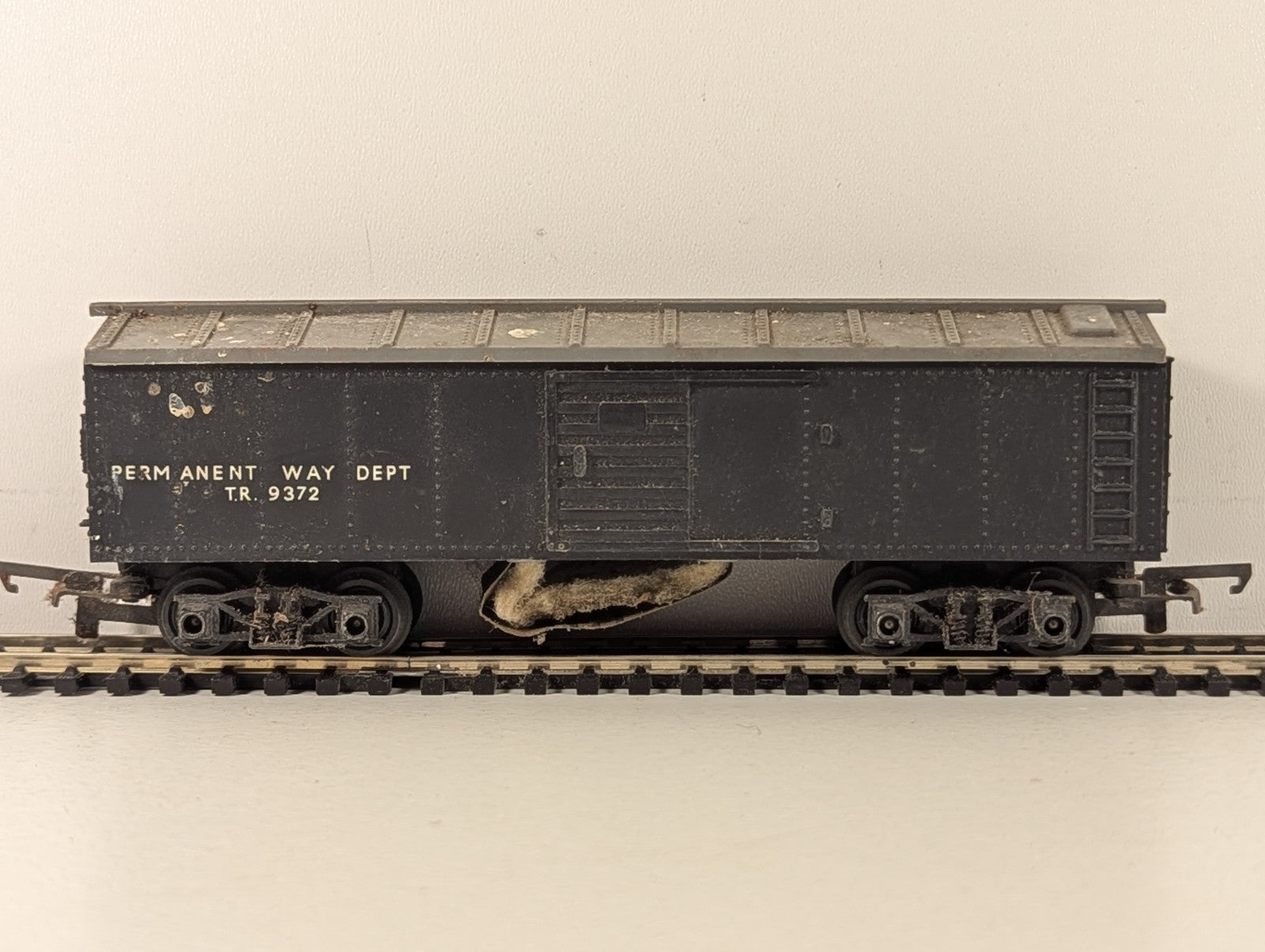 Tri-ang OO Gauge Track Cleaning Car Goods Wagon T.R. 9372