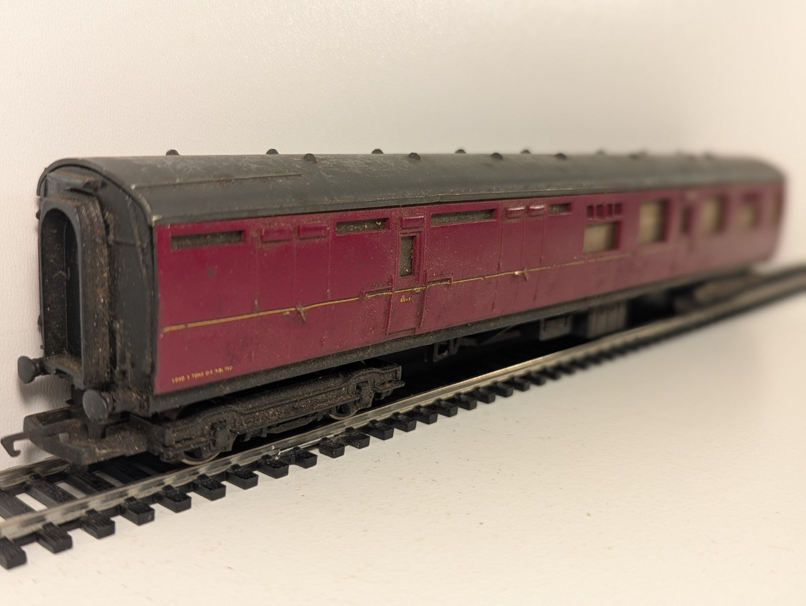 Hornby R387 OO Gauge Full Parcels Brake Coach BR Maroon