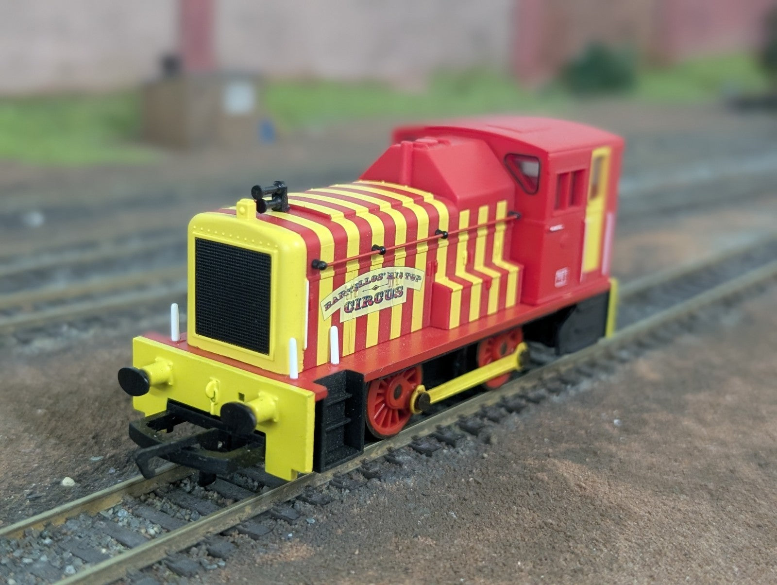 Hornby R1107 Class 06 Shunter – Bartello’s Big Top Circus Loco