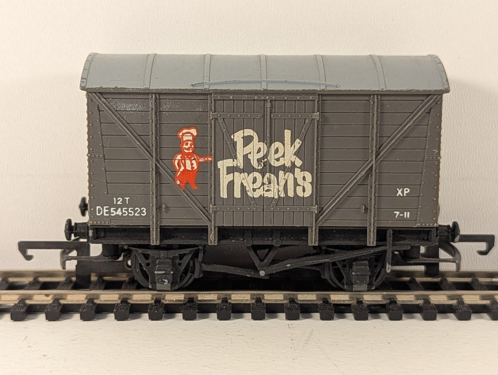 Wrenn W4318P/A OO Gauge Peek Frean’s Ventilated Van