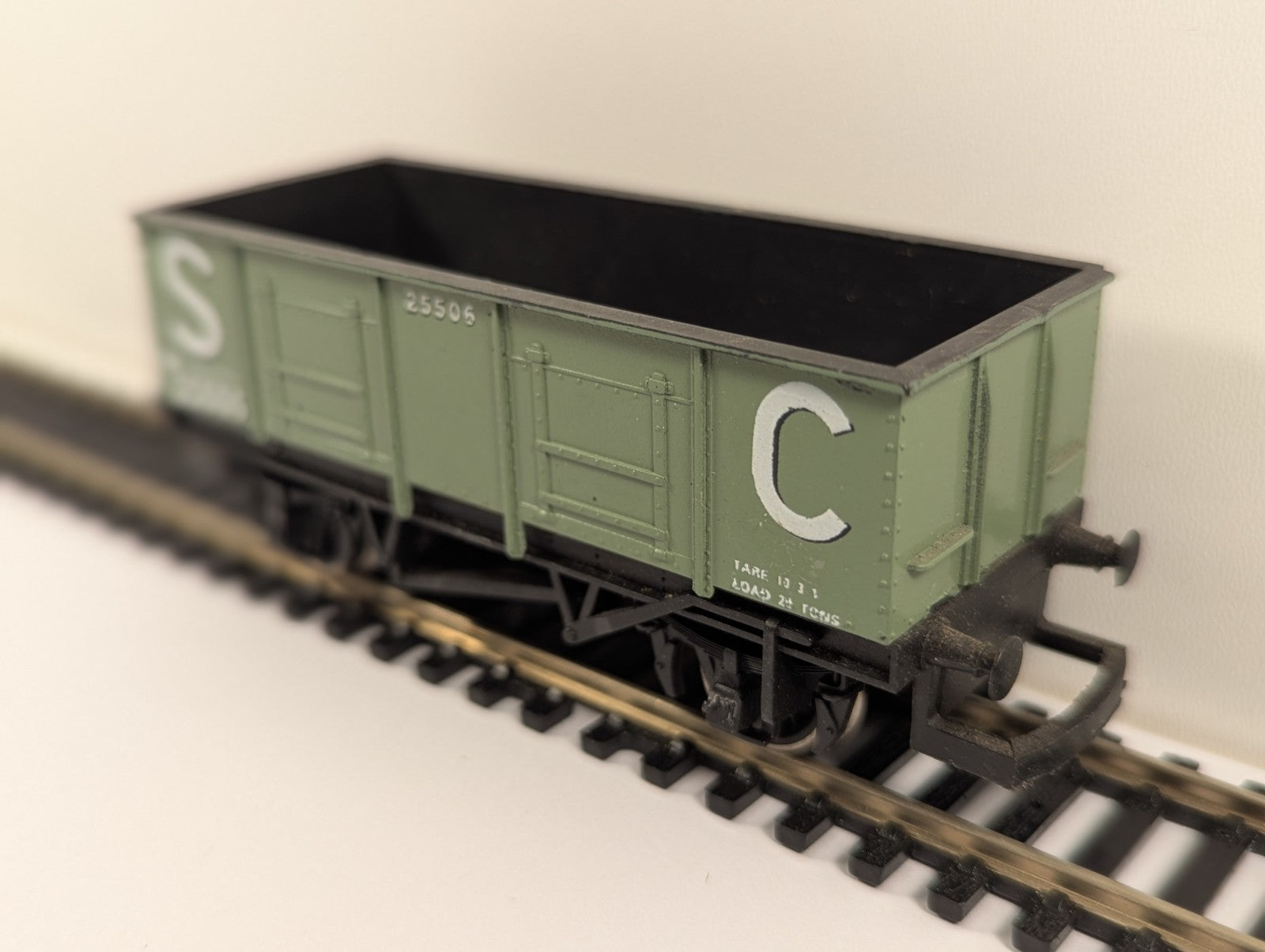 Hornby R730 OO gauge 21T steel mineral wagon Stephenson & Clarke pale green