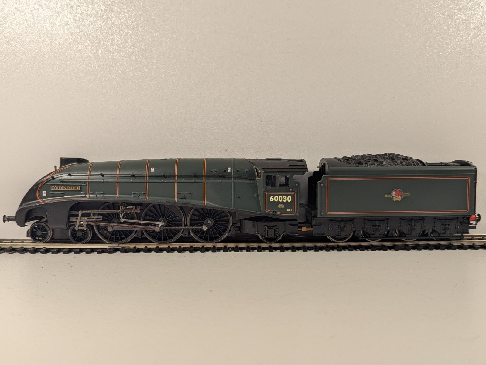 Hornby R2101 British Railways Class A4 4-6-2 "Golden Fleece" Steam Locomotive