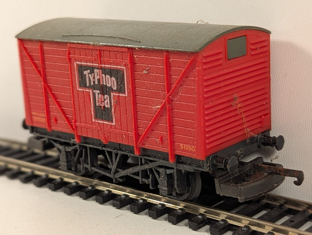 Lima 305601 OO Gauge Ventilated Box Van – Typhoo Tea