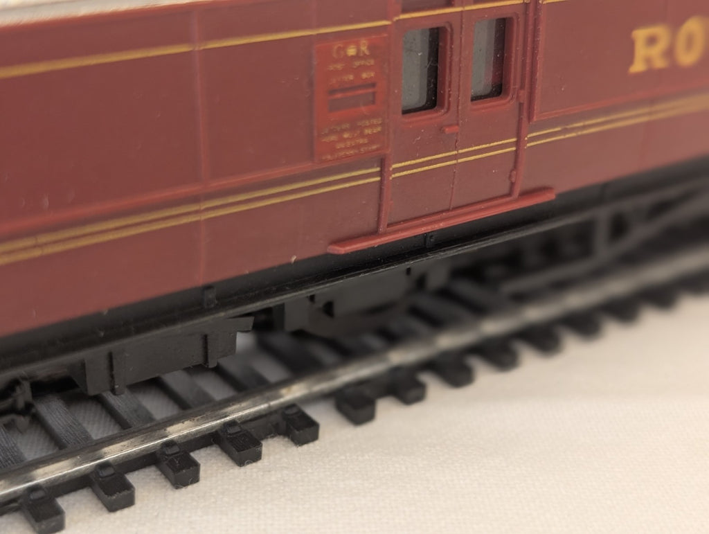 Hornby Operating Royal Mail Coach 30250 LMS – Some Damage