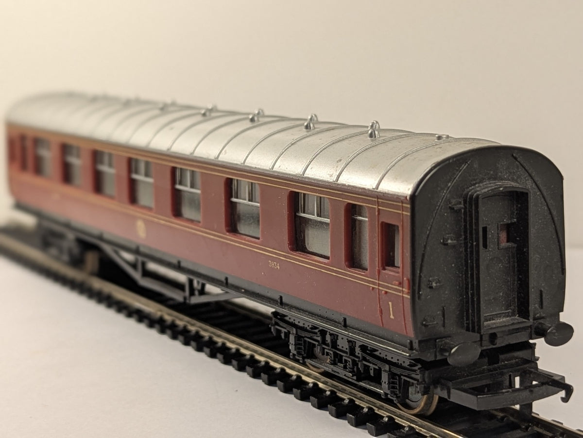 Hornby OO Gauge LMS Stanier Composite Coach 3934 Crimson Lake