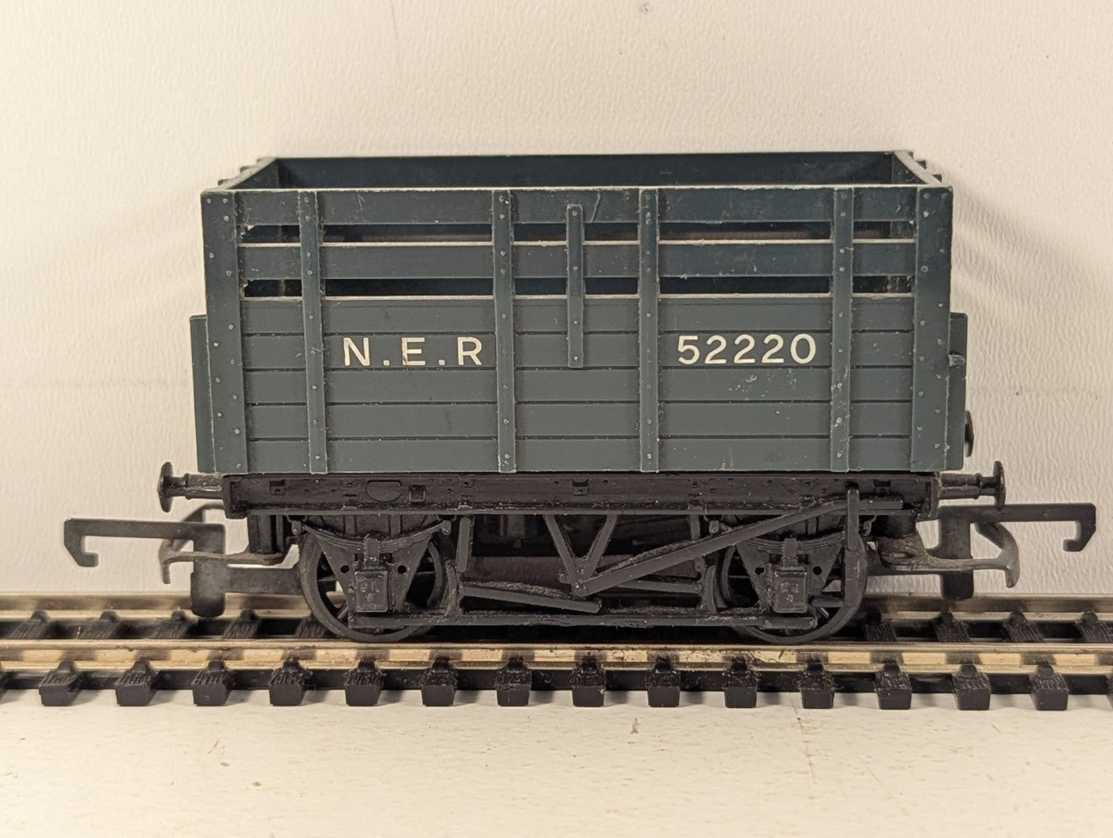 Tri-ang OO Gauge NER Cattle Wagon Rolling Stock 52220 NER Grey R112