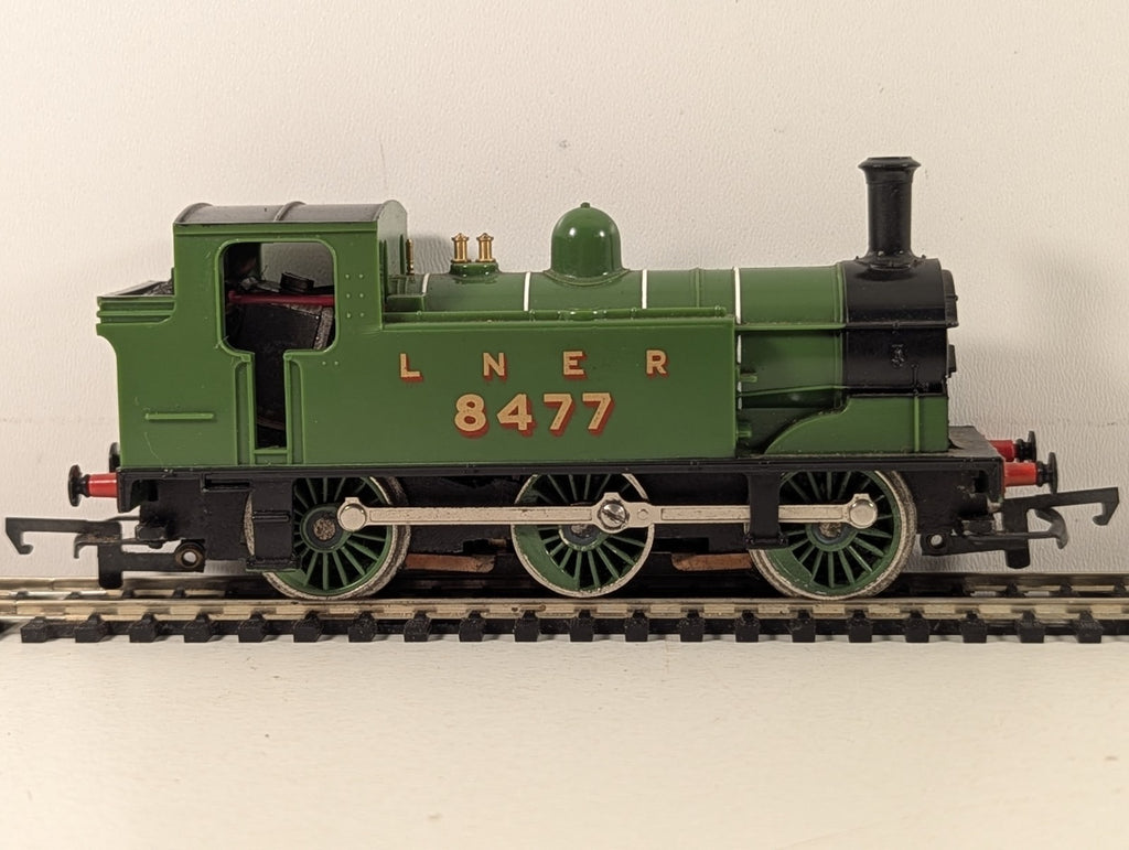Hornby OO Gauge LNER Class J83 0-6-0T Locomotive 8477 LNER Green