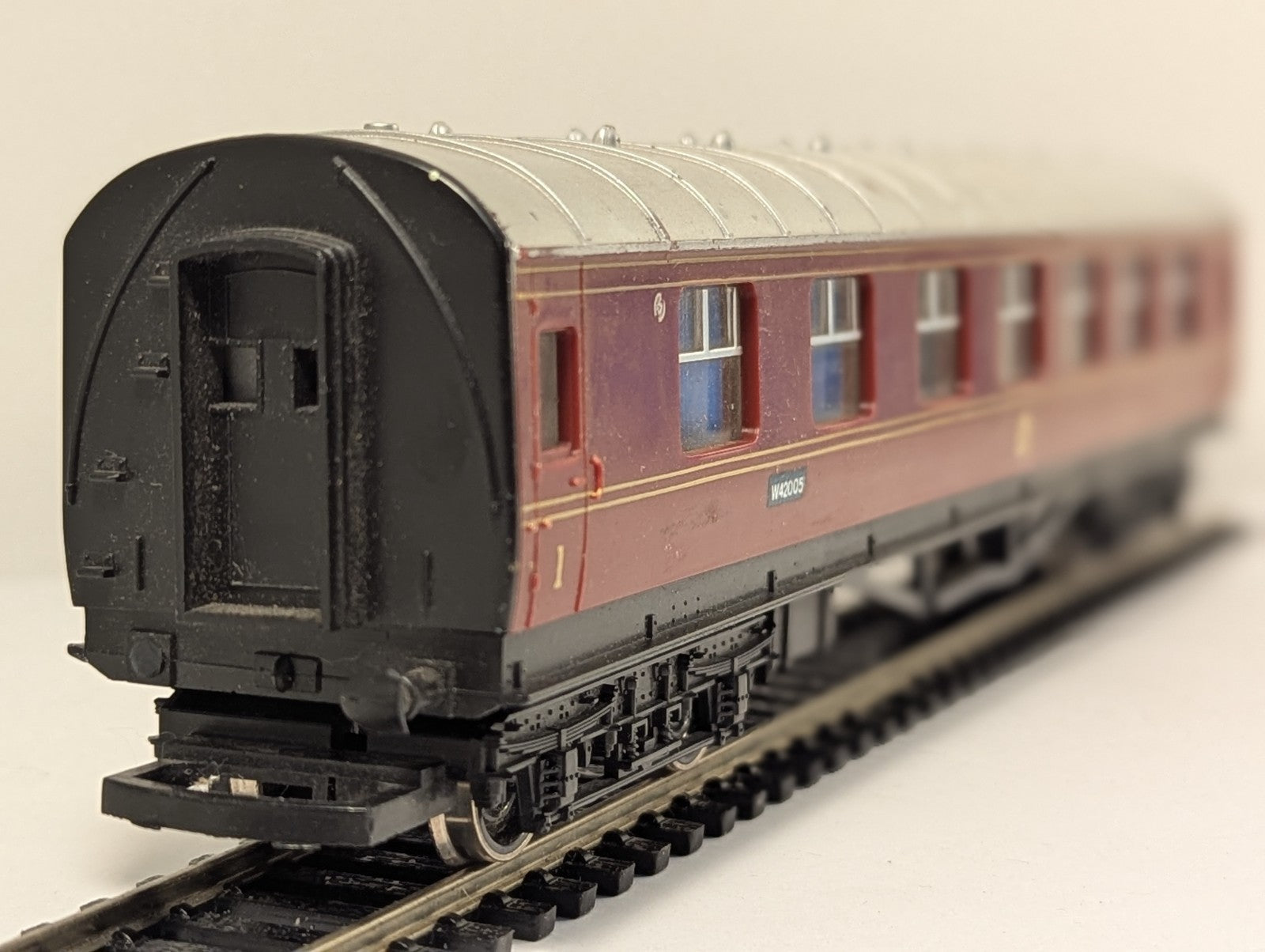 Hornby OO Gauge LMS Maroon Stanier Composite Coach