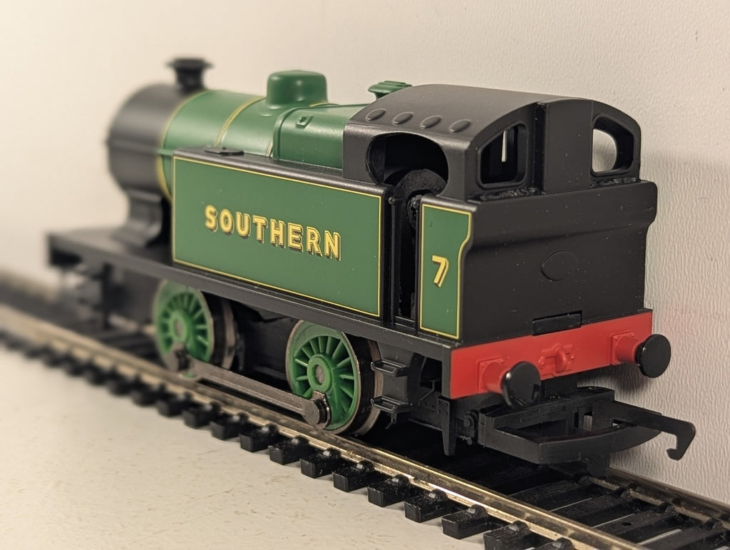 Hornby OO Gauge 0-4-0 Industrial Tank Locomotive 7 Southern R2361
