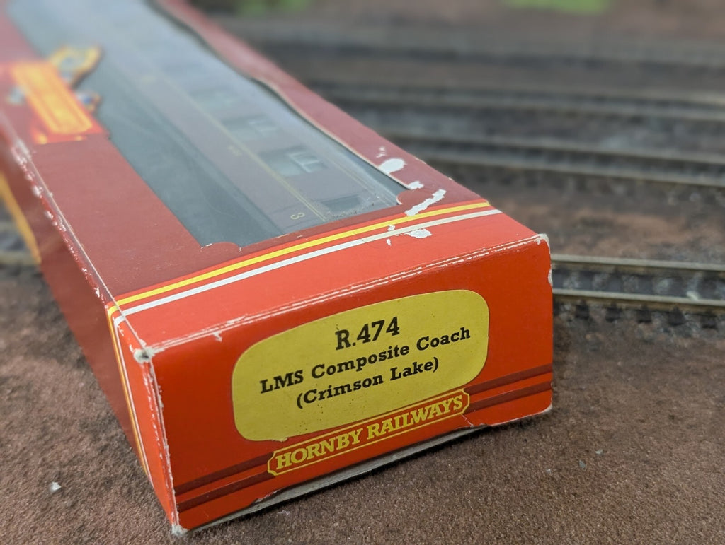 Hornby R474 Hornby RN 4120 LMS Stannier Composite Coach OO Gauge