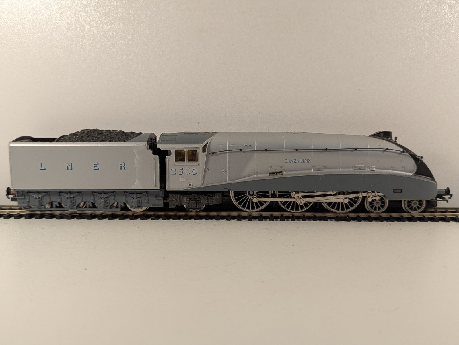 Hornby LNER Class A4 4-6-2 No.2509 "Silver Link" OO Gauge