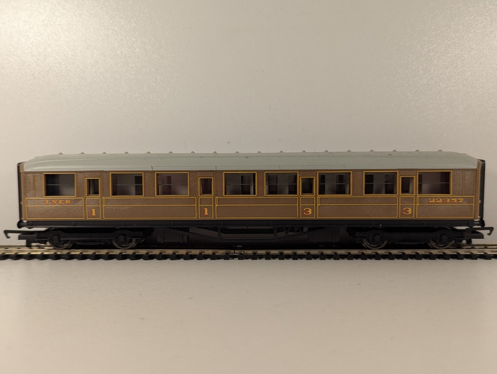 Hornby OO Gauge LNER Teak Composite Coach Passenger Coach 22357