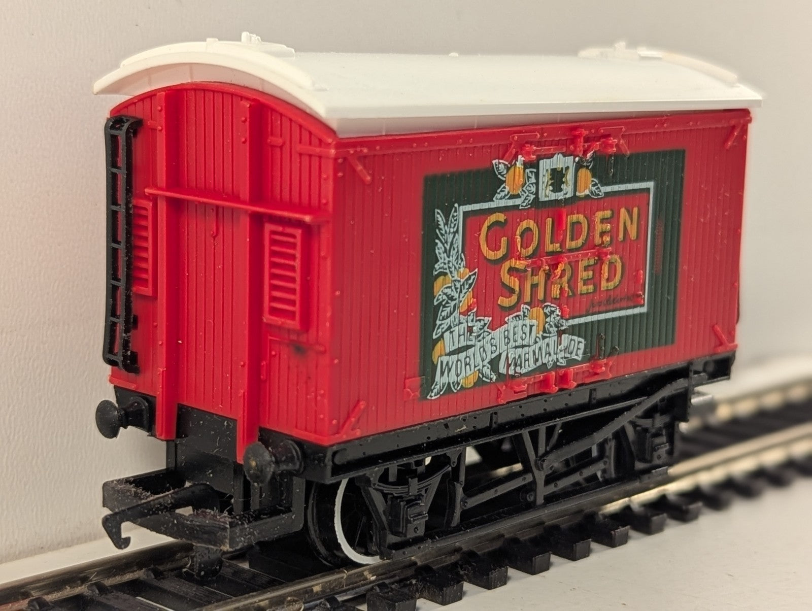 Hornby R009 Golden Shred Closed Van Goods Wagon