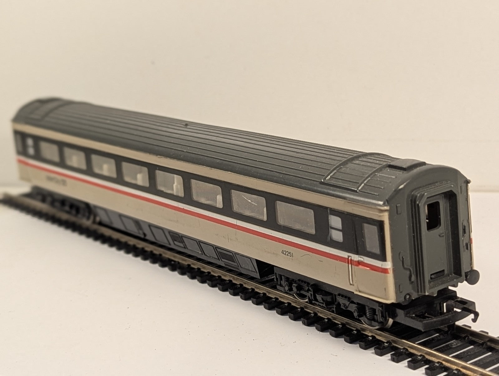 Hornby R439 OO Gauge BR Mk3 Coach TSO 42251 InterCity 125