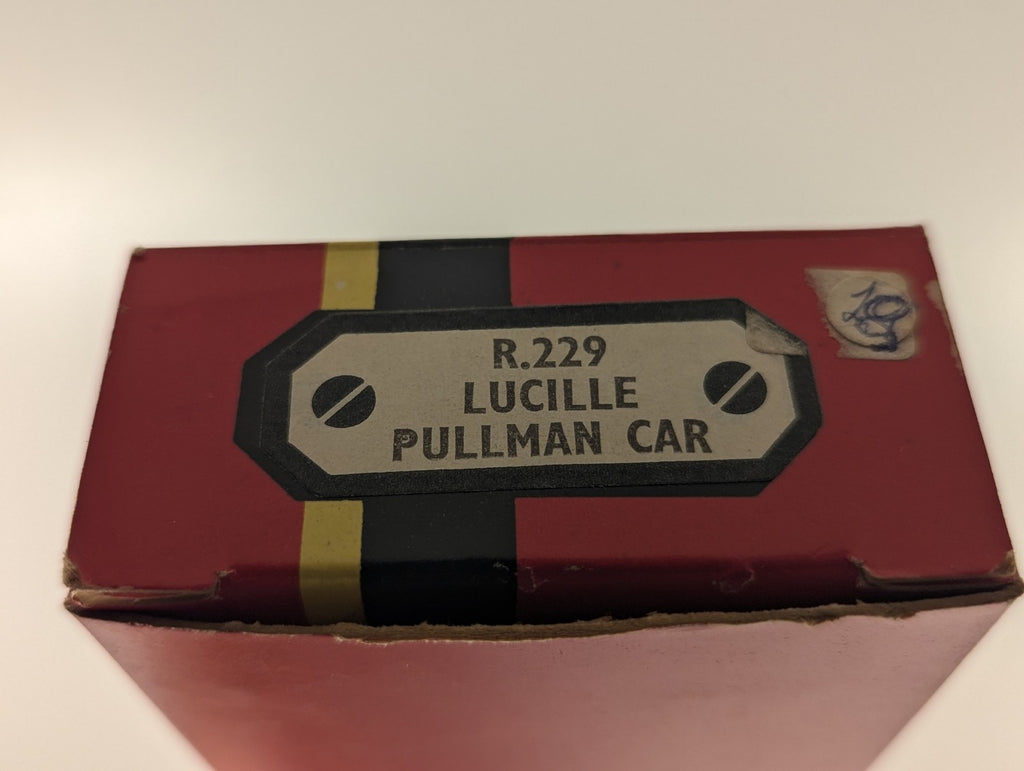 Hornby OO Gauge Lucille Pullman Car Passenger Coach Pullman Umber and Cream