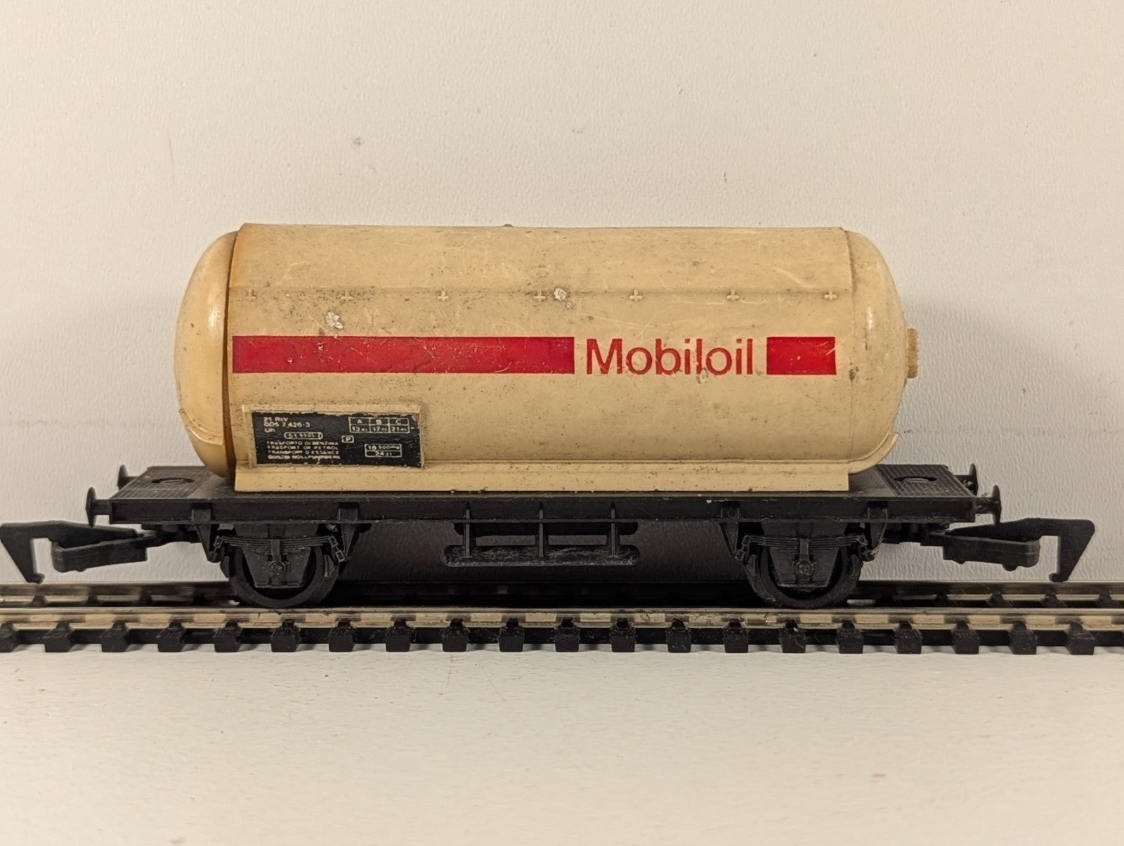 HO Scale Mobiloil Tanker Tank Wagon 805 7 426-3 Mobiloil