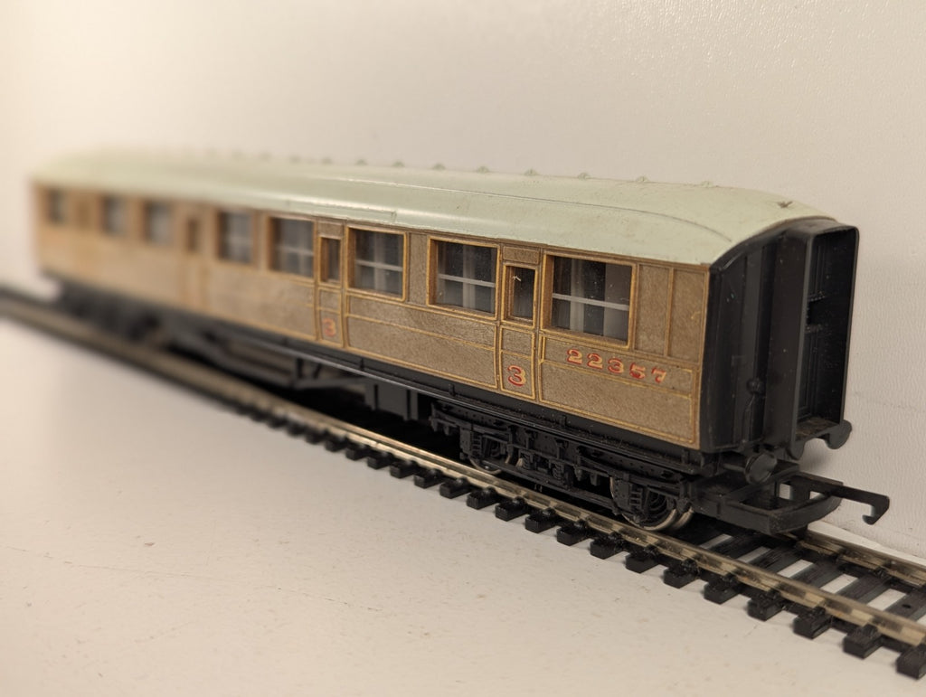 Hornby LNER Composite Coach Passenger Coach 22357 LNER Teak