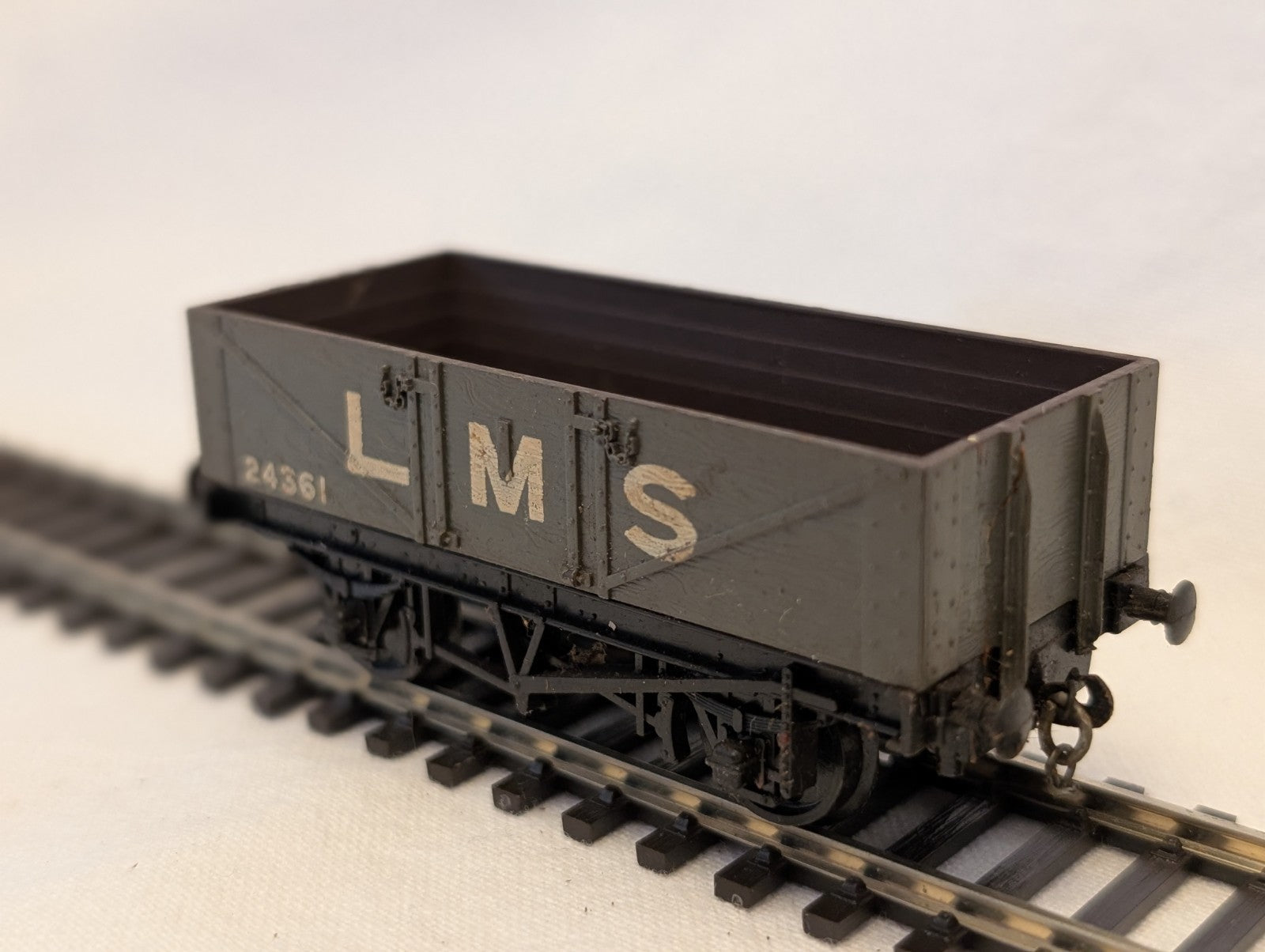 Mainline OO Gauge LMS 5 Plank Wagon Goods Wagon 24361 LMS Grey