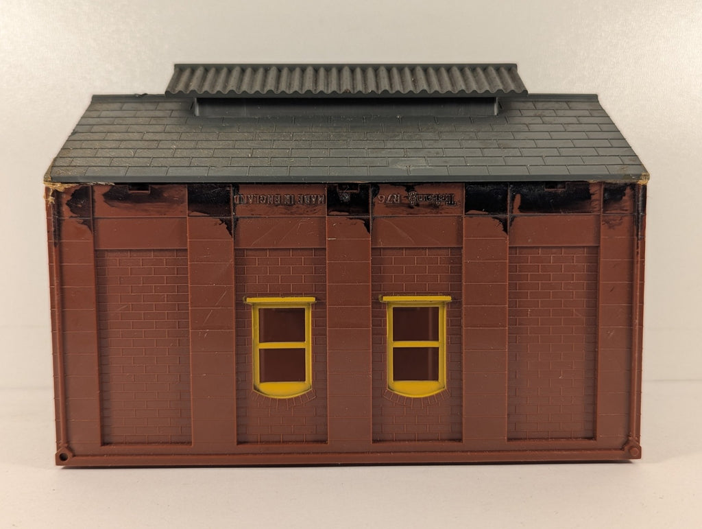 Tri-ang OO Gauge Engine Shed R76