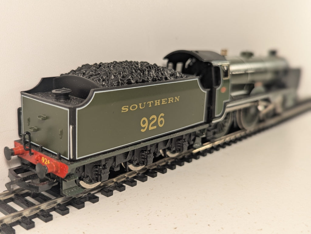 Hornby OO Gauge S.R. Schools Class V 'Repton' Steam Locomotive 926