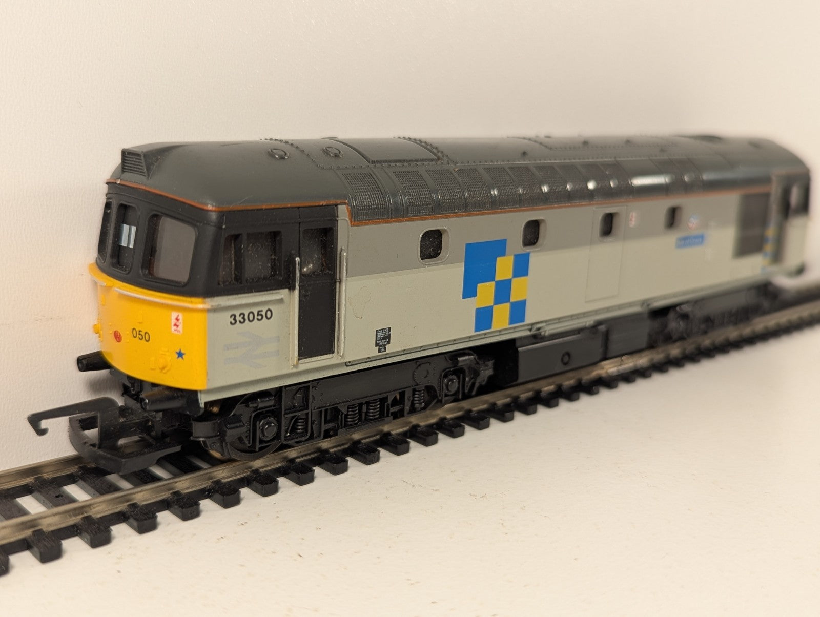 Lima 208108L Class 33 33050 “Isle of Grain” Railfreight Construction Grey
