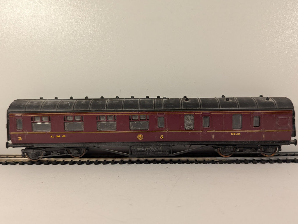 Airfix OO Gauge 57ft Corridor Brake Third Passenger Coach 5542 LMS Maroon 54251