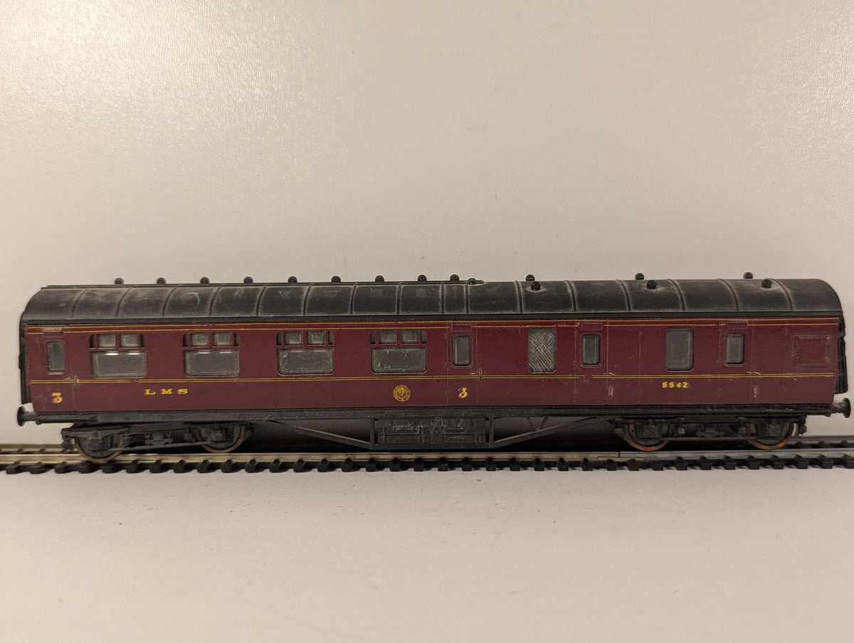 Airfix OO Gauge 57ft Corridor Brake Third Passenger Coach 5542 LMS Maroon 54251