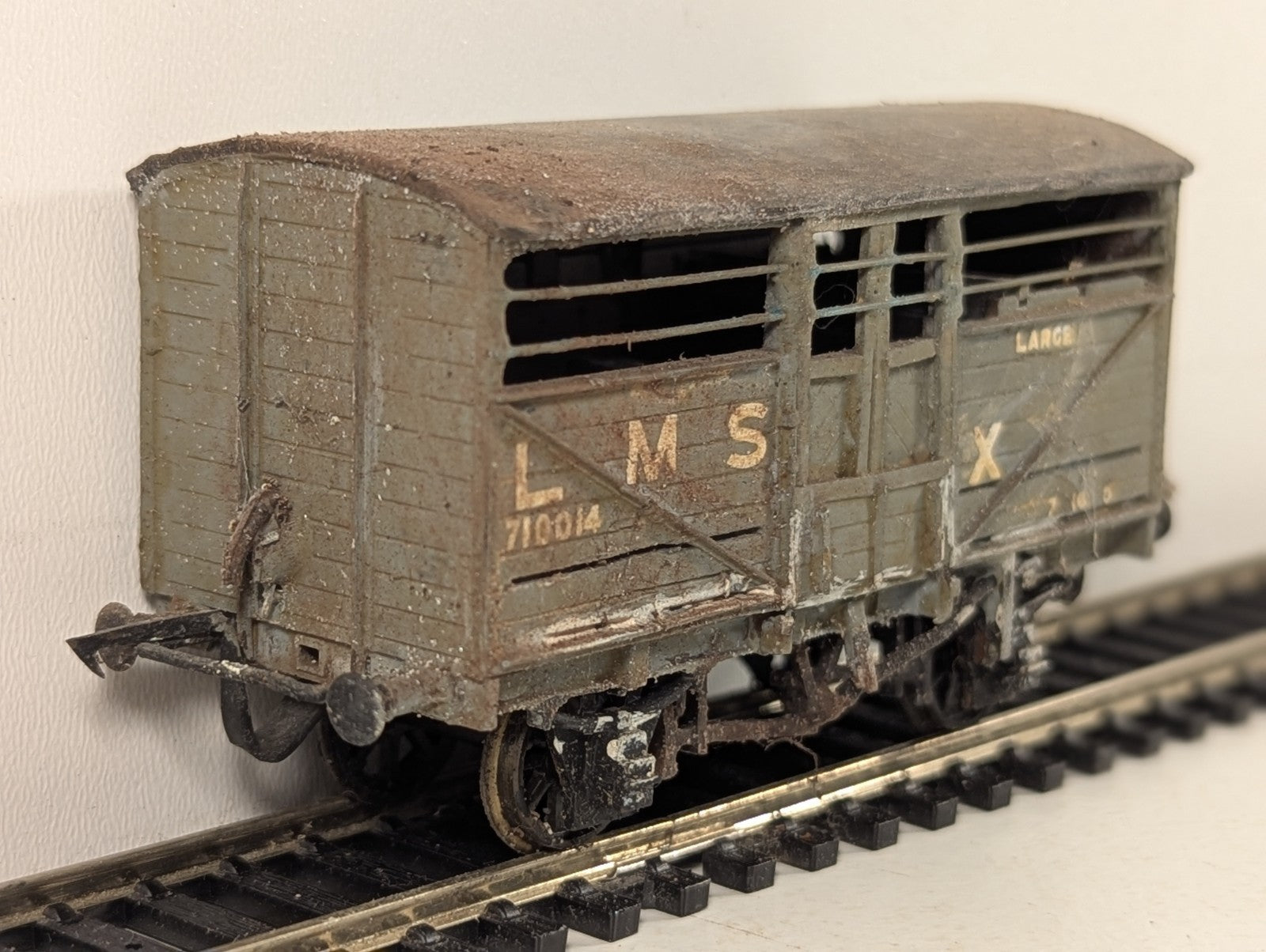 Kitbuilt OO Gauge LMS Cattle Wagon 710014 LMS Grey W5006