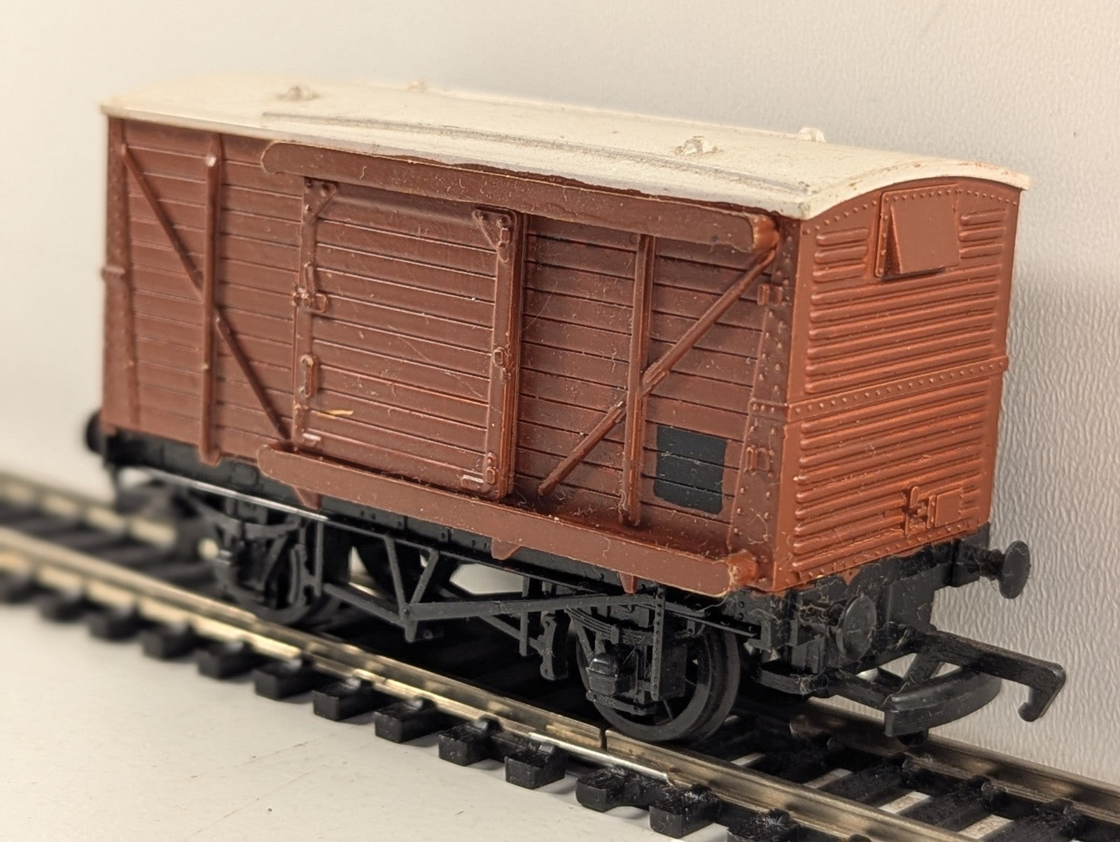 Bachmann 12-Ton Ventilated Van - Repainted