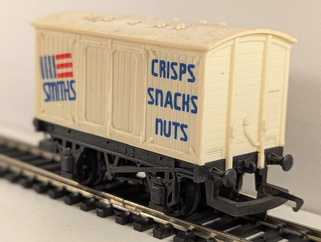 Hornby OO Gauge Smiths Crisps Ventilated Van Goods Wagon R013