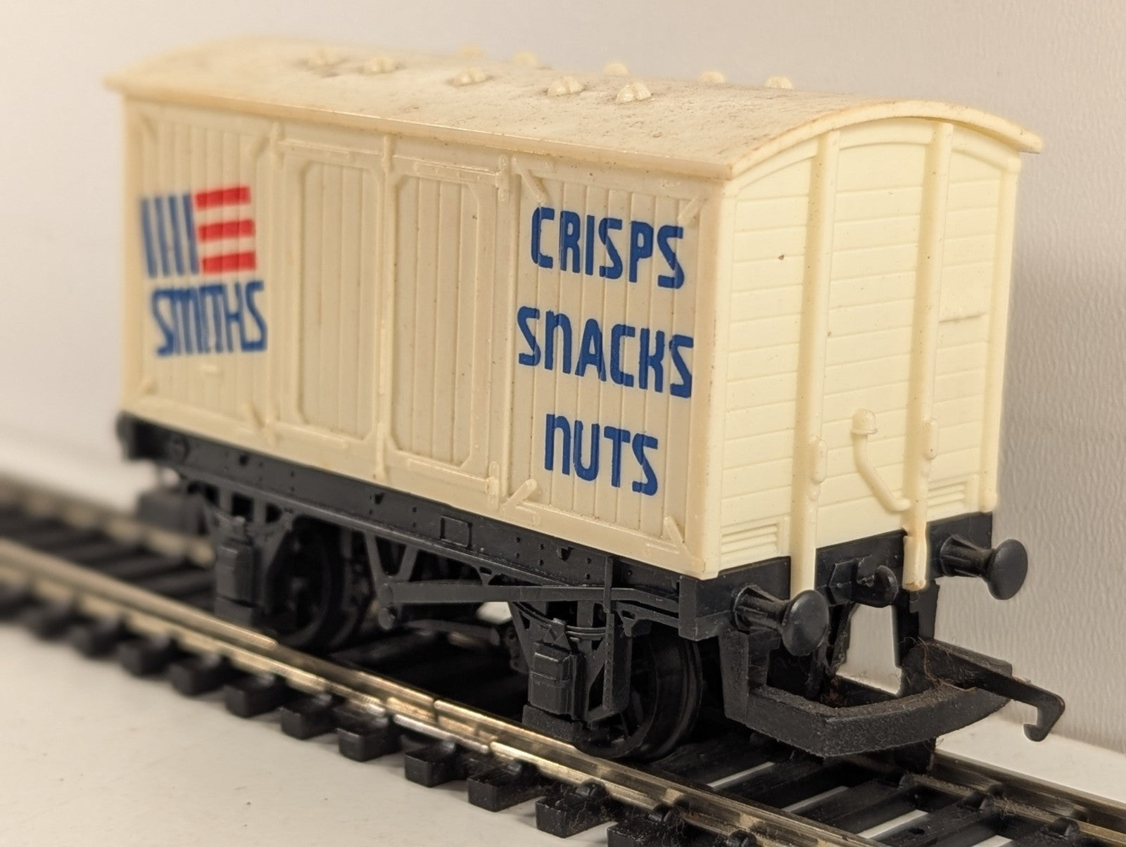 Hornby OO Gauge Smiths Crisps Ventilated Van Goods Wagon R013