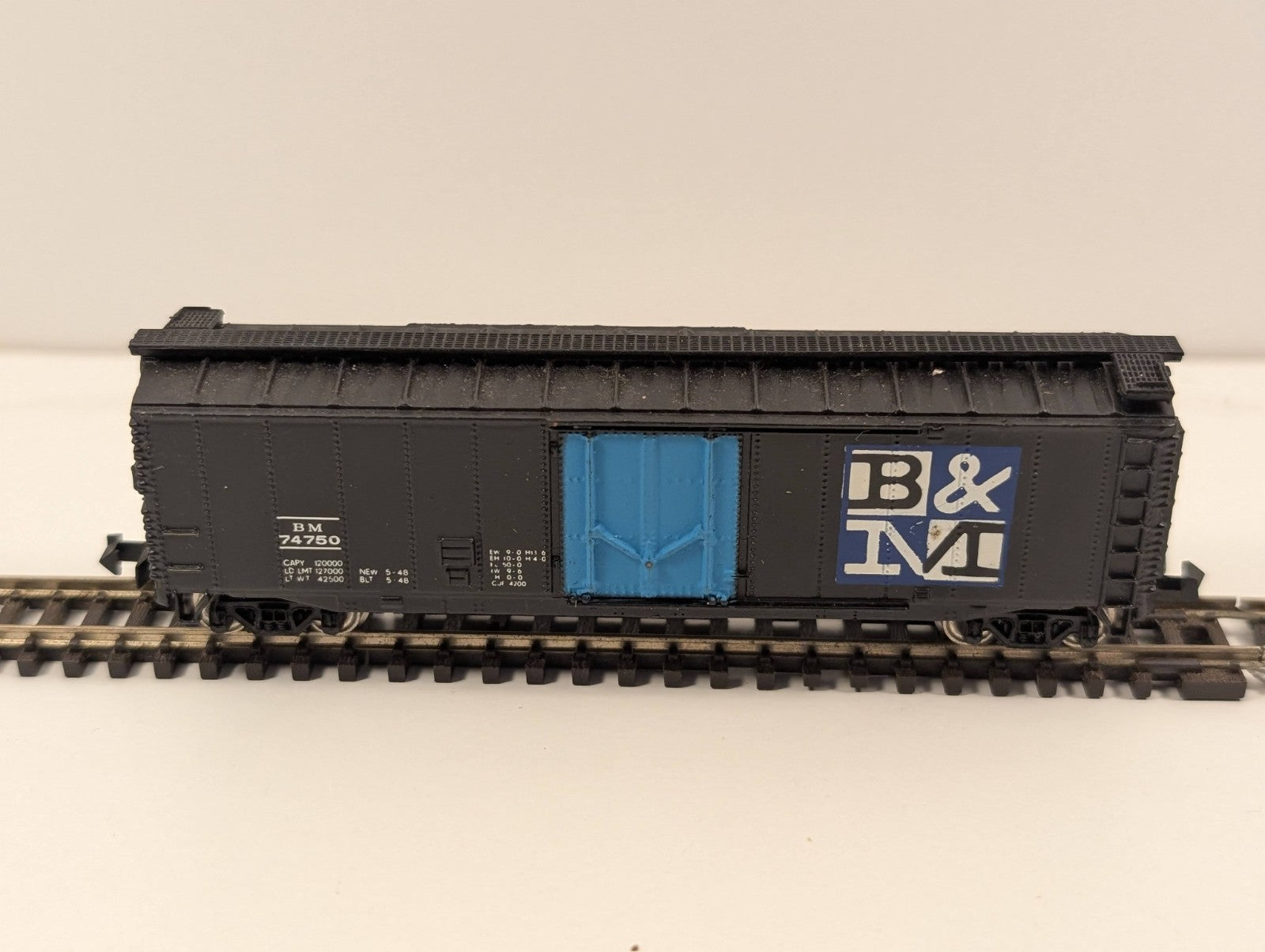 Bachmann N Gauge Boston & Maine 50' Box Car – No. 74750