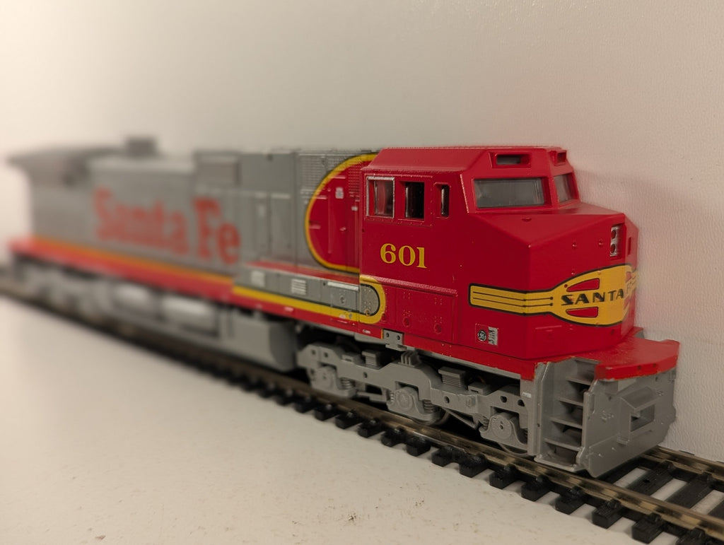 Athearn HO Gauge GE C44-9W Locomotive 601 Santa Fe Warbonnet 4902