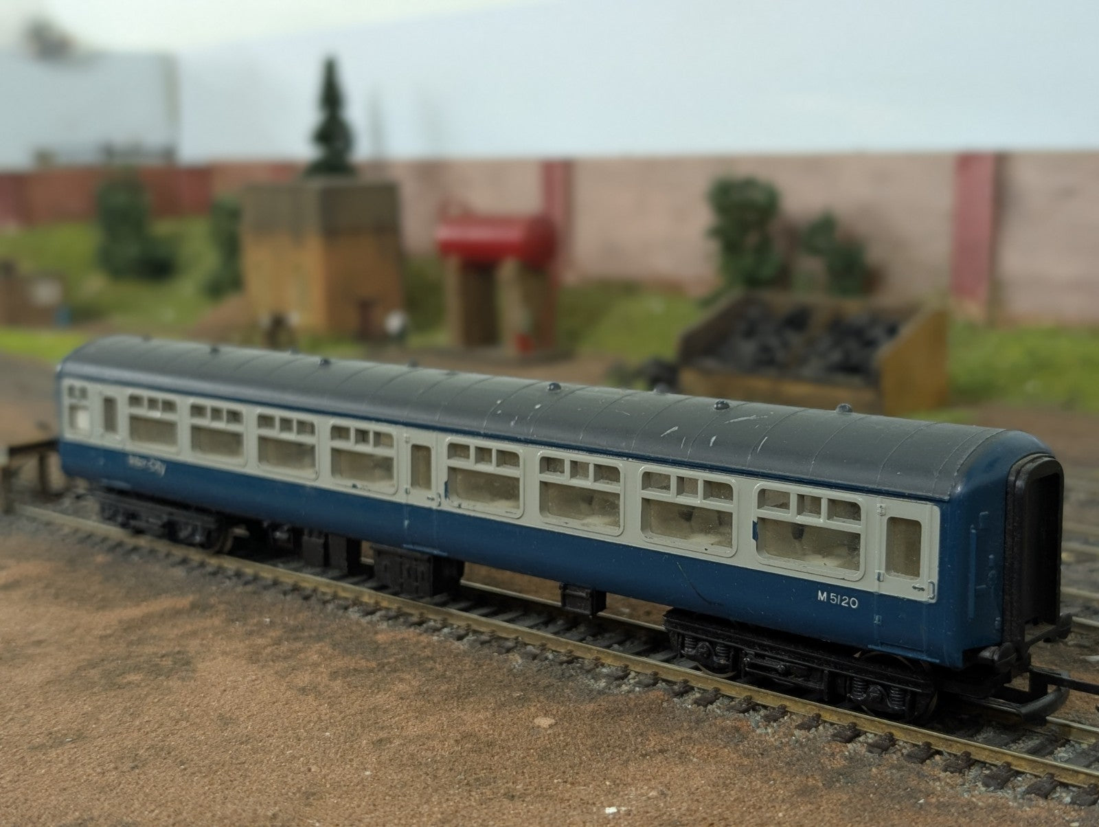 Hornby R724 OO Gauge BR Mk2 Standard Open Coach M5120 Blue & Grey