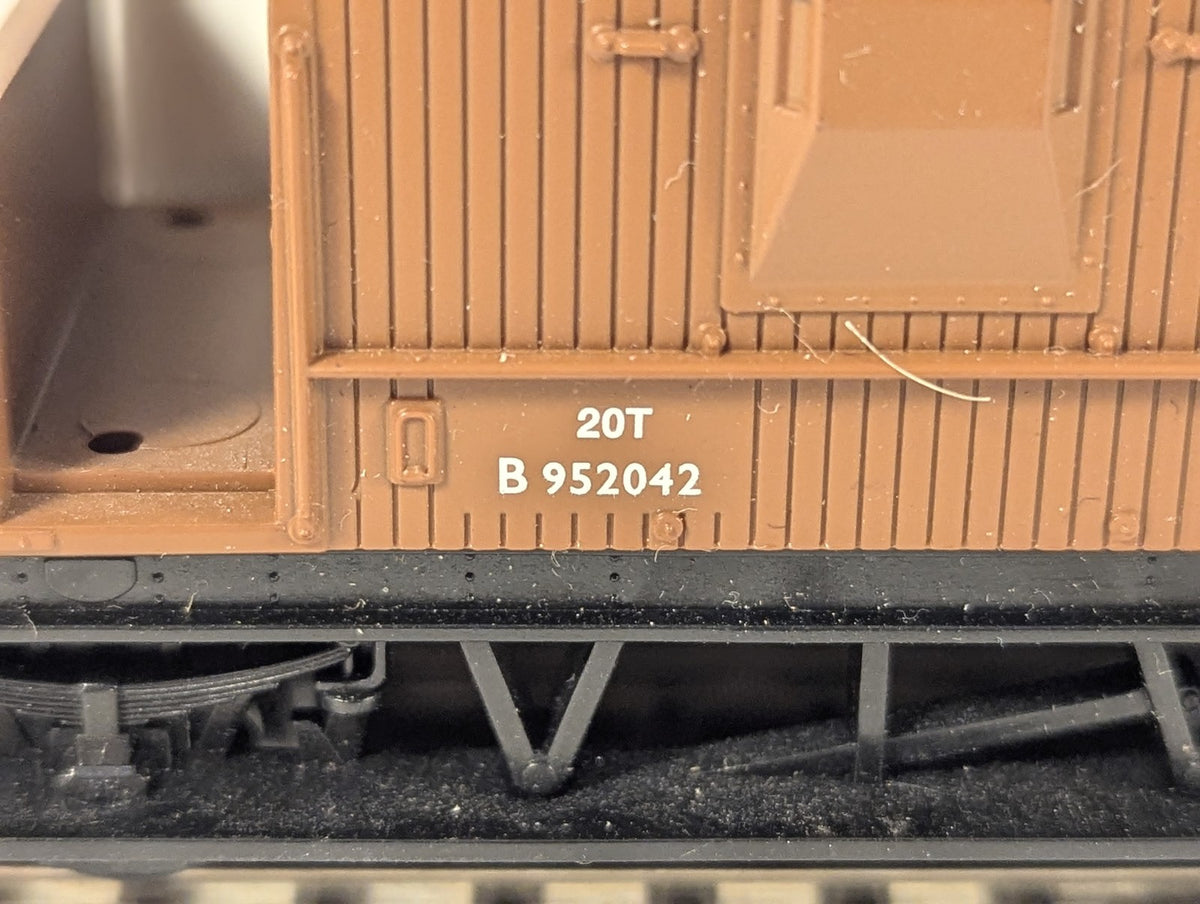 Hornby OO Gauge BR 20 Ton Goods Brake Van B952042 BR Bauxite