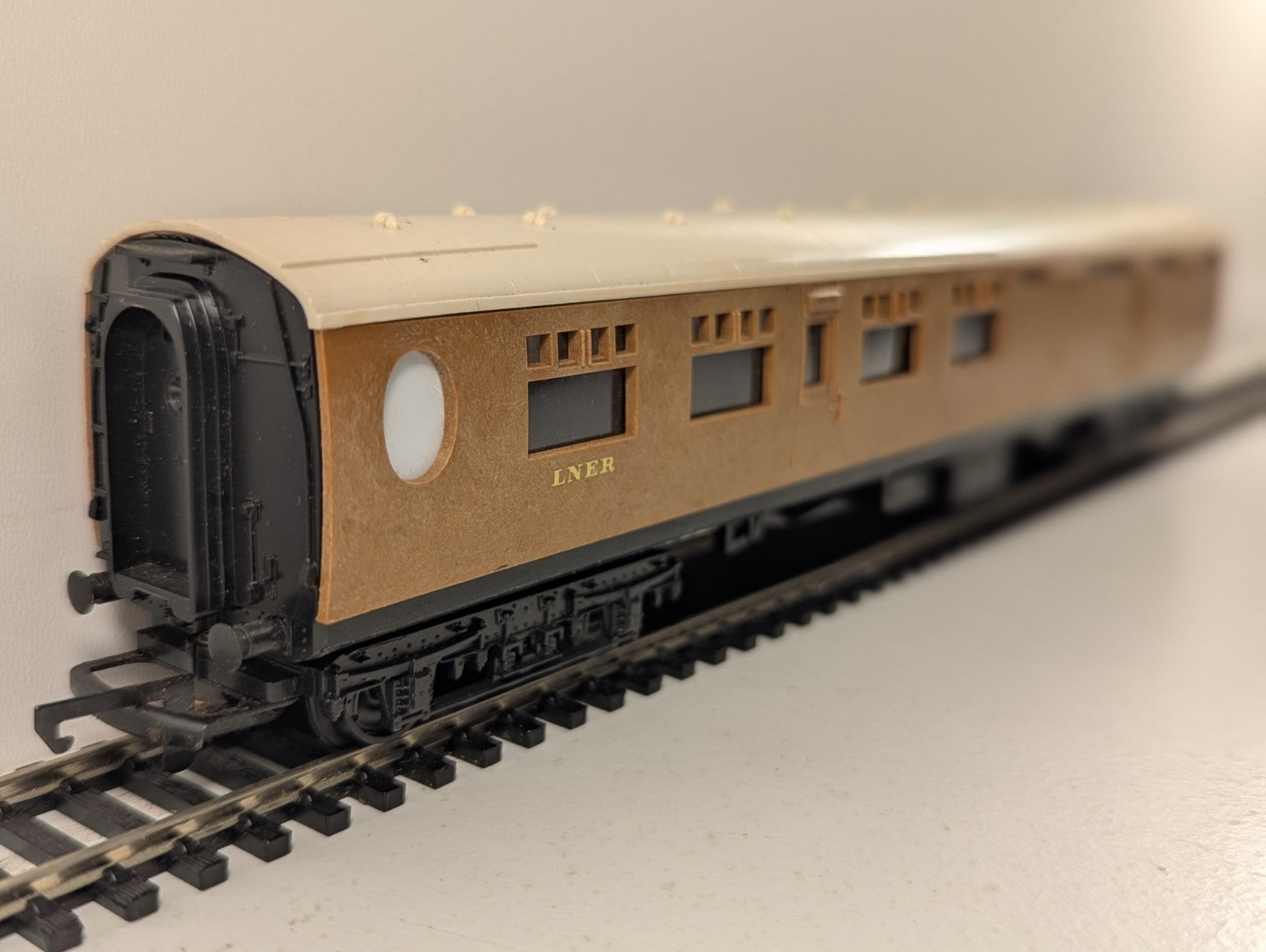 Tri-ang R746 OO Gauge LNER Teak Corridor Brake Coach